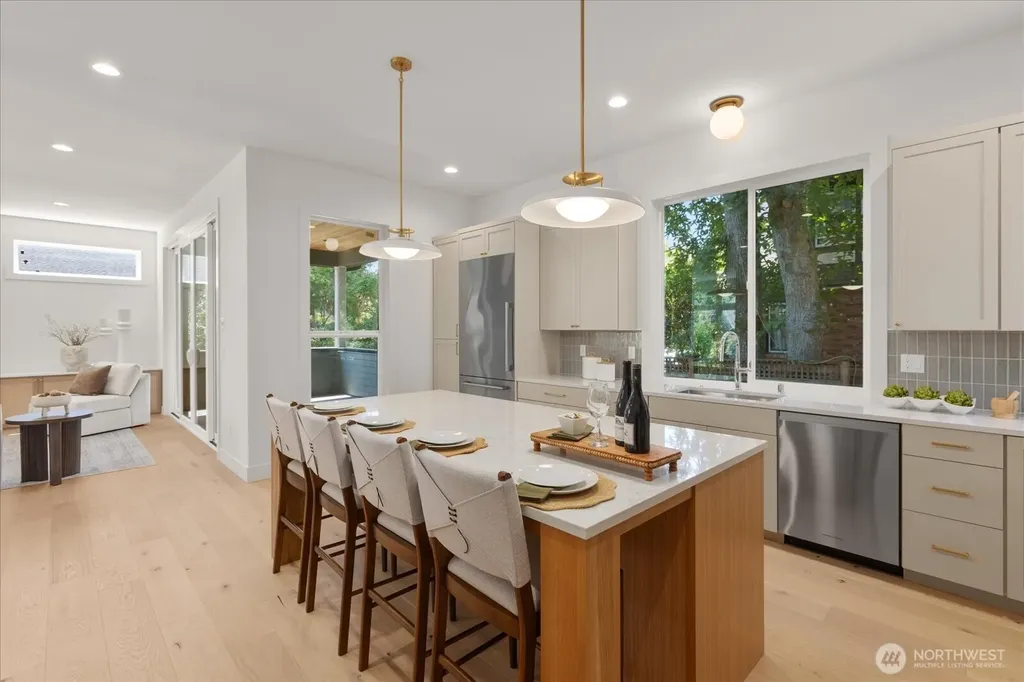 5739 25th Avenue NE Seattle WA 98105