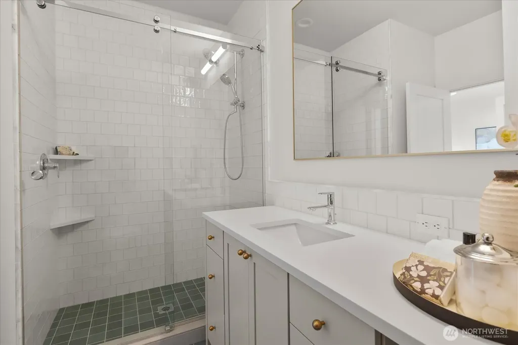 5739 25th Avenue NE Seattle WA 98105