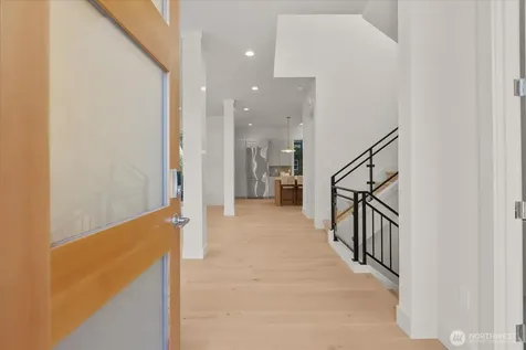5739 25th Avenue NE Seattle WA 98105