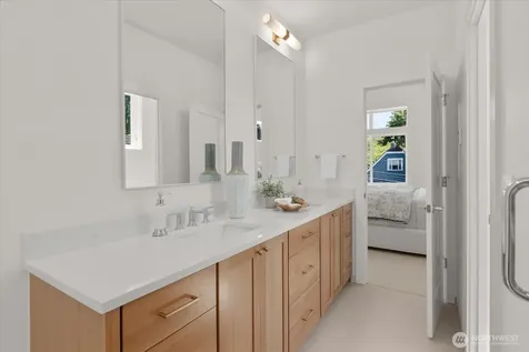 5739 25th Avenue NE Seattle WA 98105