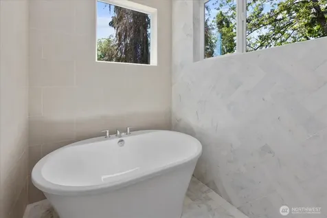 5739 25th Avenue NE Seattle WA 98105