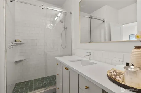 5739 25th Avenue NE Seattle WA 98105