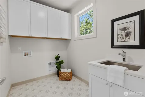 5739 25th Avenue NE Seattle WA 98105