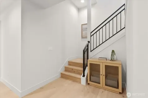 5739 25th Avenue NE Seattle WA 98105