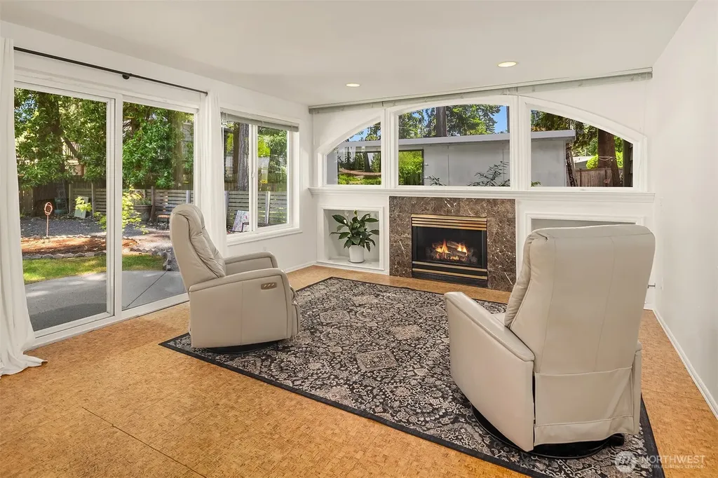 647 Edmonds Way Edmonds WA 98020