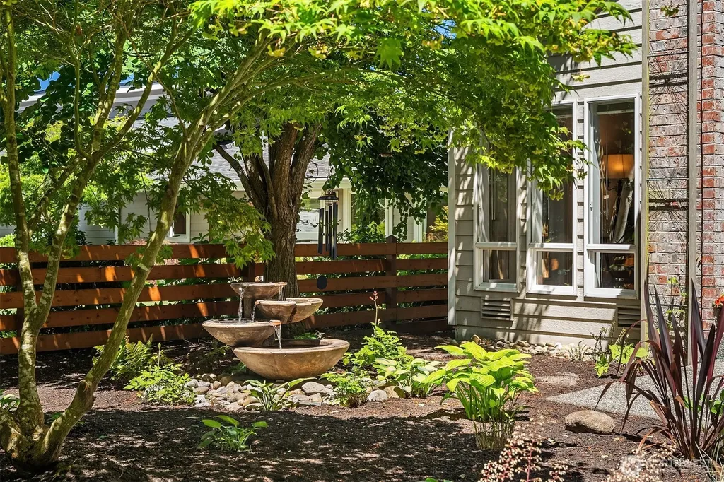 647 Edmonds Way Edmonds WA 98020