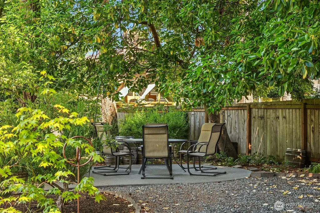 647 Edmonds Way Edmonds WA 98020