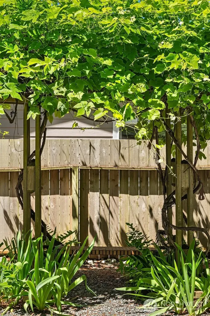 647 Edmonds Way Edmonds WA 98020