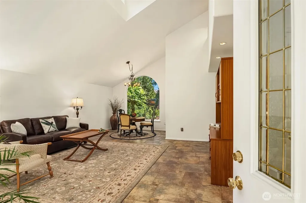 647 Edmonds Way Edmonds WA 98020