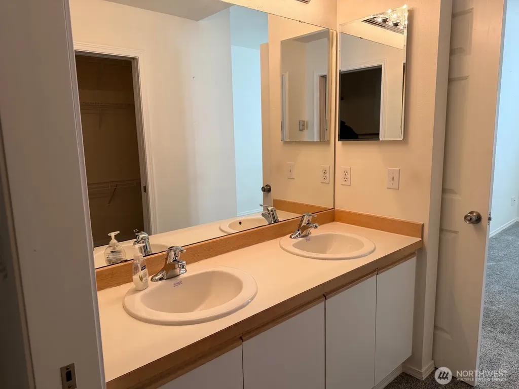 23512 55 Avenue S Kent WA 98032