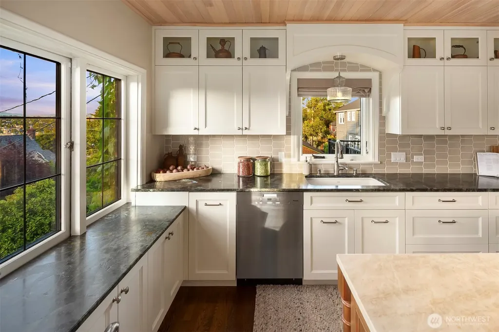 2556 1st Avenue N Seattle WA 98109