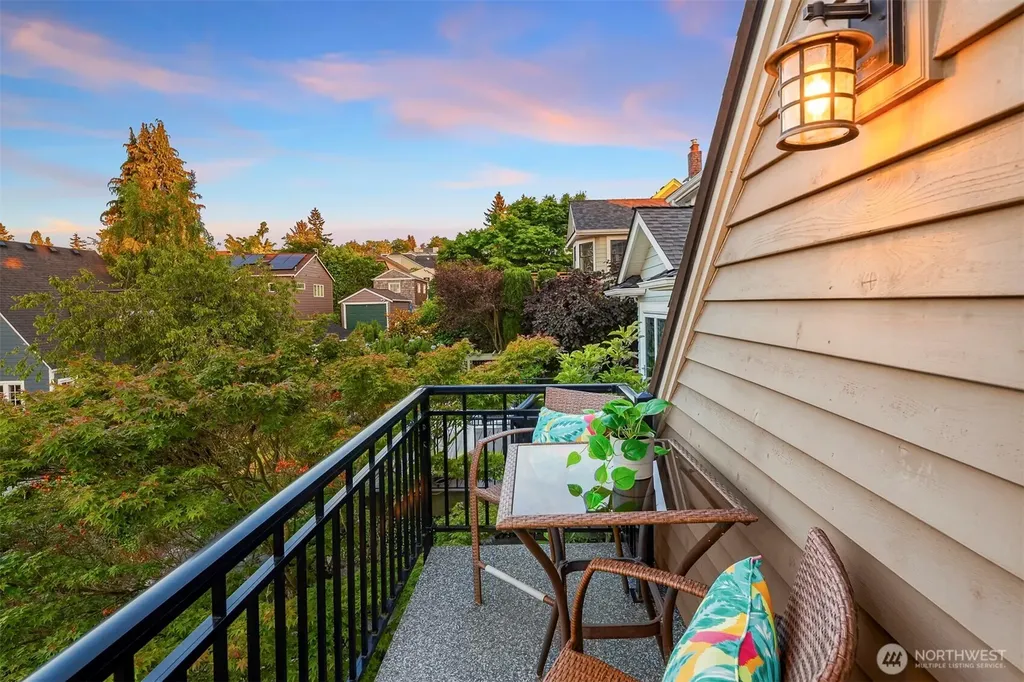 2556 1st Avenue N Seattle WA 98109