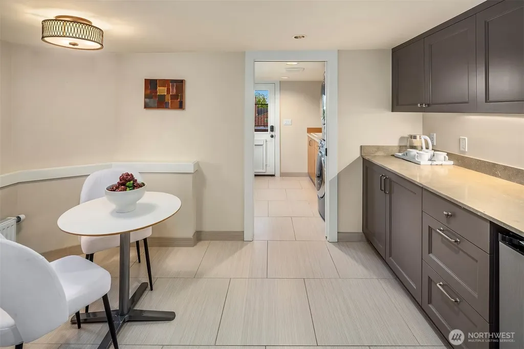 2556 1st Avenue N Seattle WA 98109