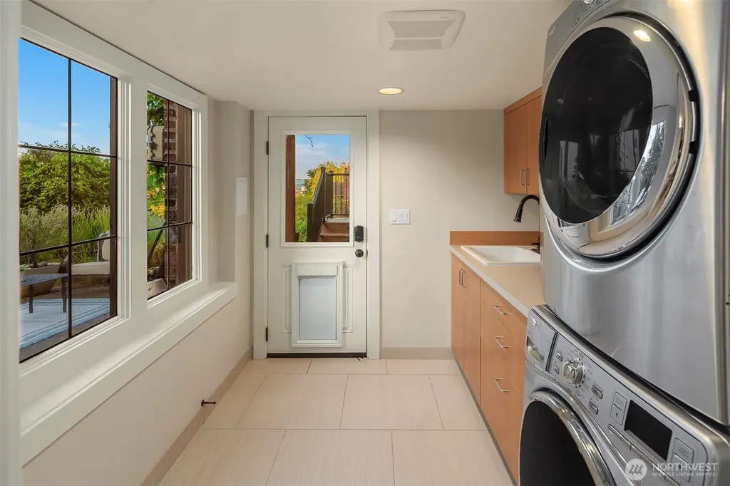 2556 1st Avenue N Seattle WA 98109