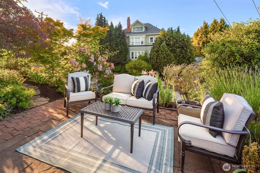 2556 1st Avenue N Seattle WA 98109