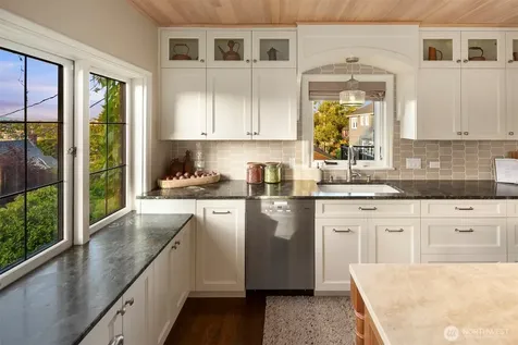 2556 1st Avenue N Seattle WA 98109