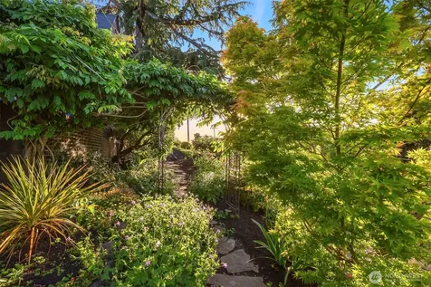 2556 1st Avenue N Seattle WA 98109