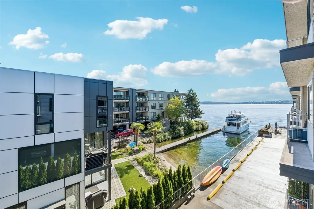 6421 Lake Washington Boulevard NE Kirkland WA 98033