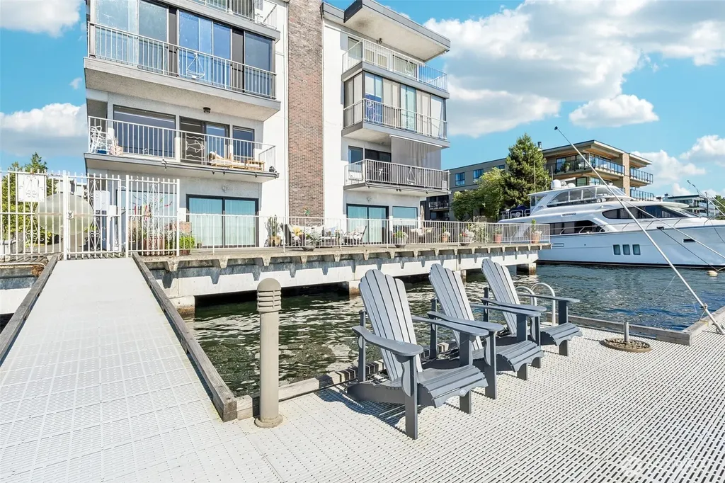 6421 Lake Washington Boulevard NE Kirkland WA 98033