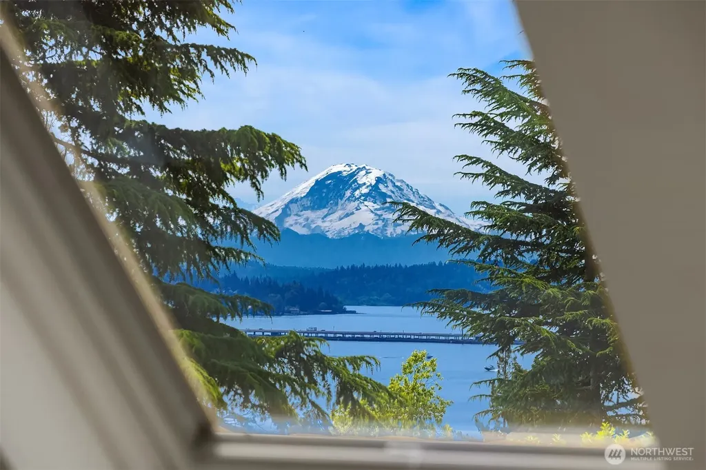 4529 E Laurel Drive NE Seattle WA 98105