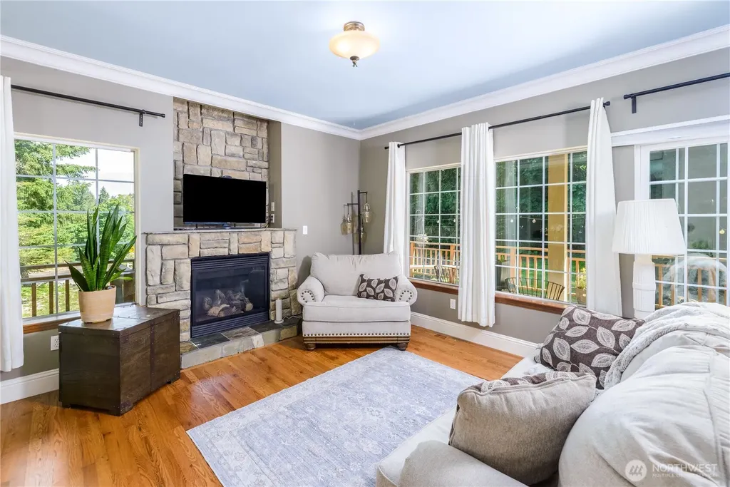 637 Del Guzzi Drive Port Angeles WA 98362