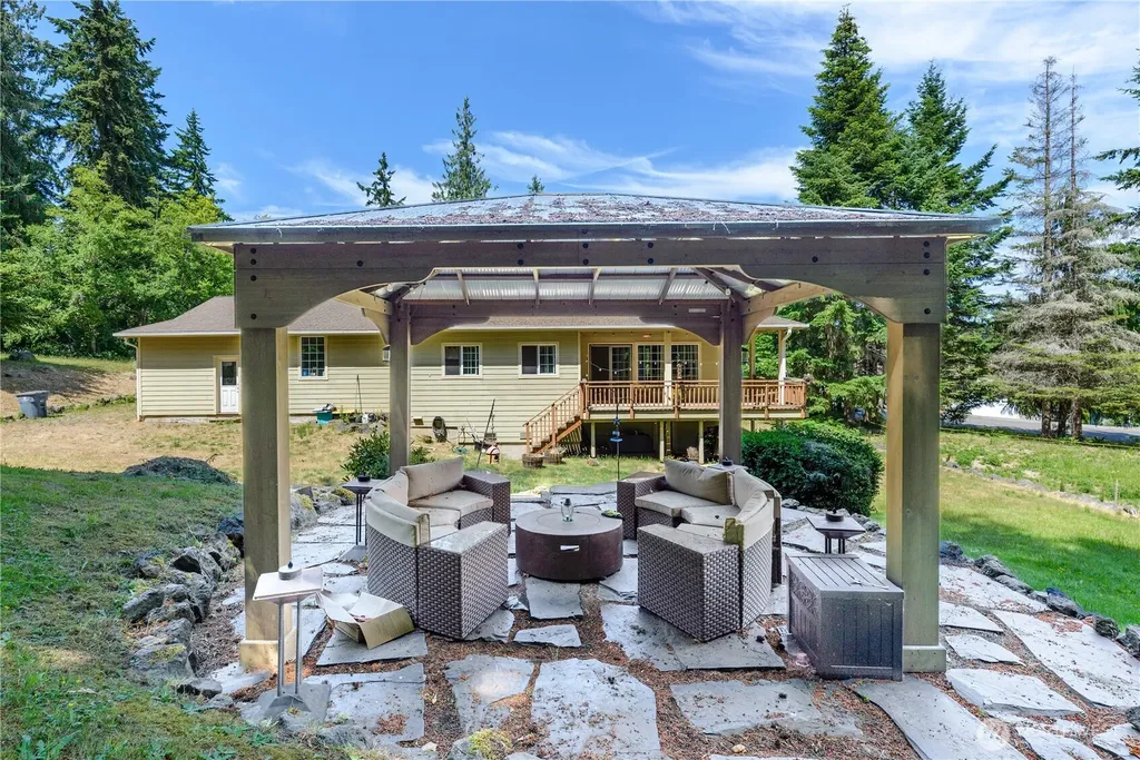 637 Del Guzzi Drive Port Angeles WA 98362