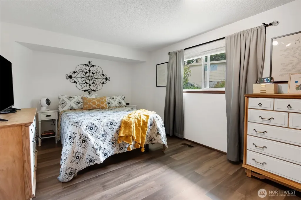 1917 Willow Lane W University Place WA 98466