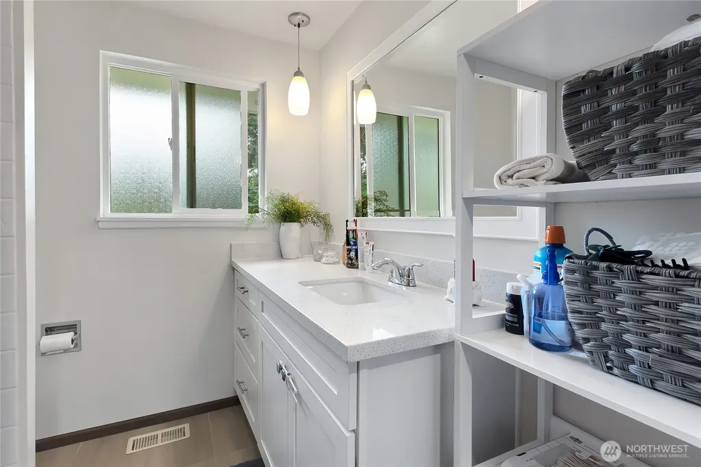 1917 Willow Lane W University Place WA 98466