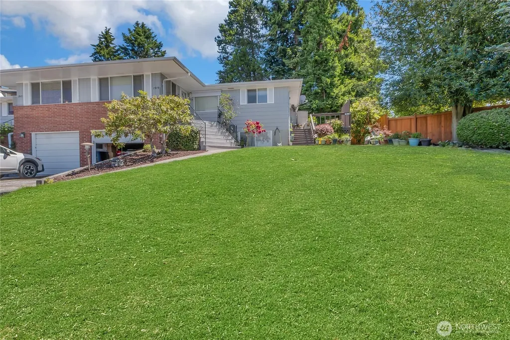 1917 Willow Lane W University Place WA 98466