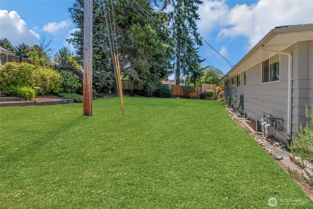 1917 Willow Lane W University Place WA 98466