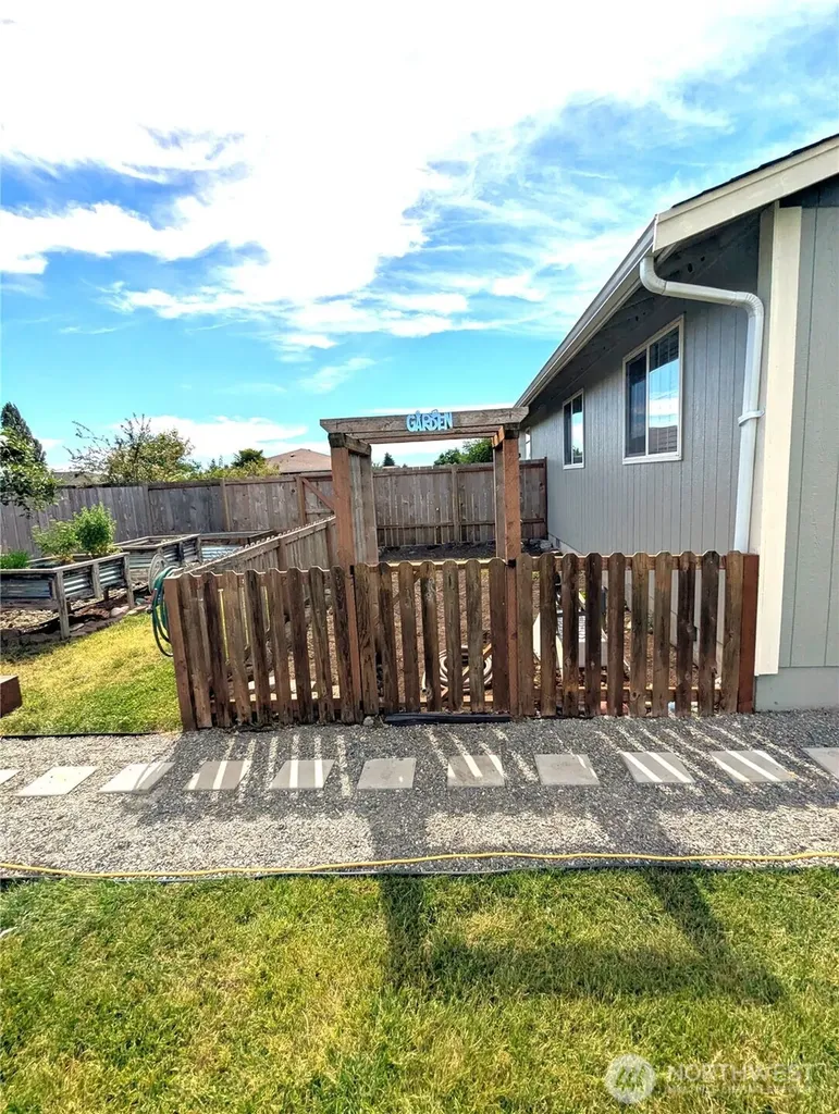 17930 Iris Place SW Rochester WA 98579