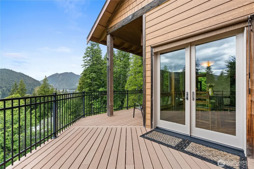 5786 N Lake Cushman Road Hoodsport WA 98548