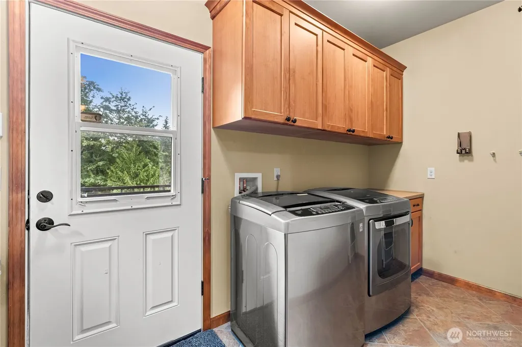 5786 N Lake Cushman Road Hoodsport WA 98548