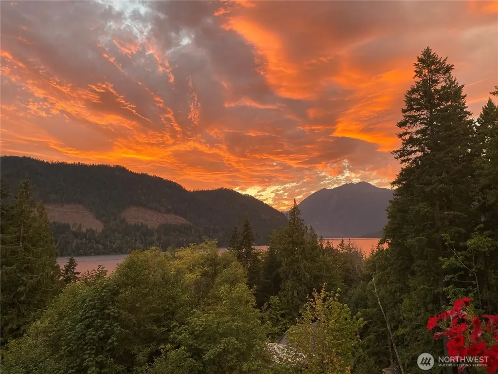 5786 N Lake Cushman Road Hoodsport WA 98548