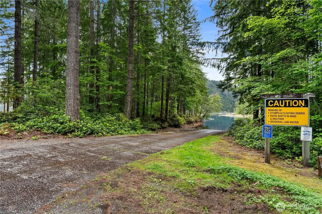 5786 N Lake Cushman Road Hoodsport WA 98548