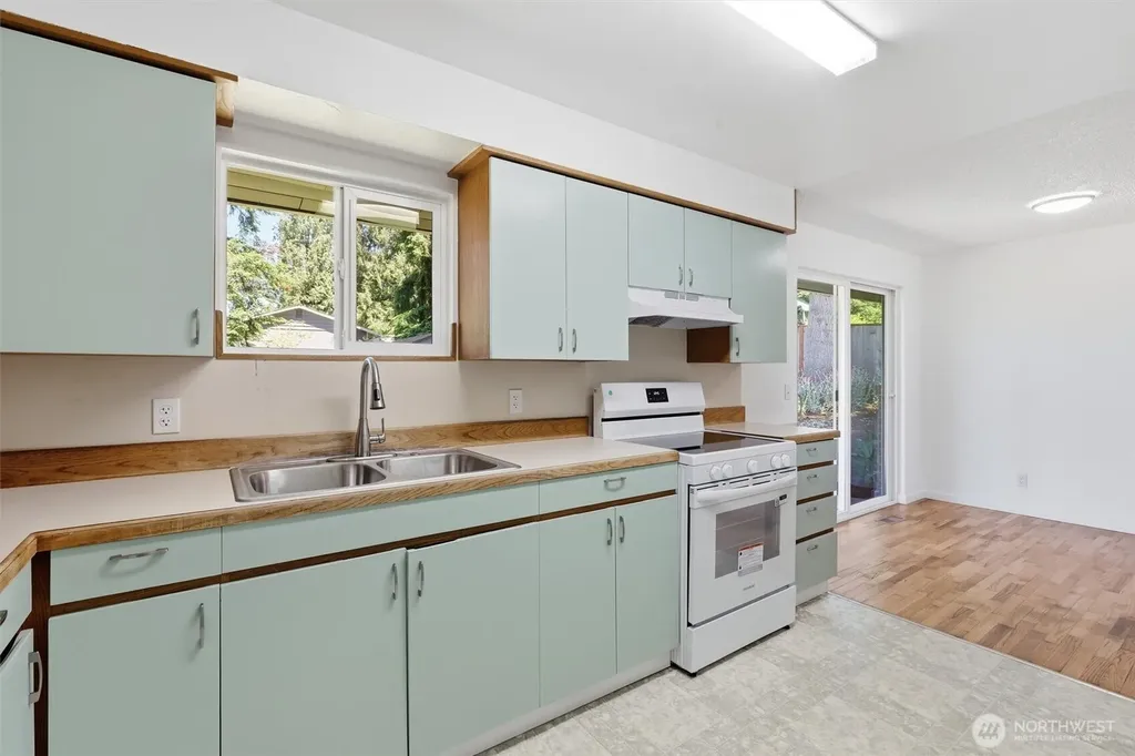 4627 192nd St SW Lynnwood WA 98036