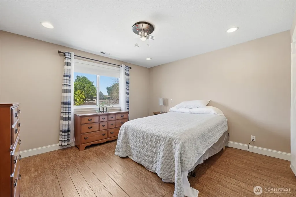 99206 E Ridgeview Drive Kennewick WA 99338