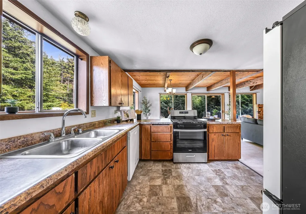 1131 Deep Valley Drive Maple Falls WA 98266
