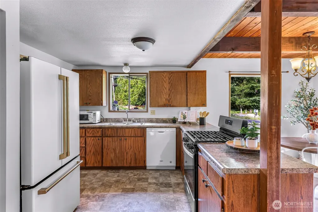 1131 Deep Valley Drive Maple Falls WA 98266