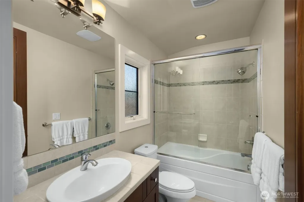 1211 N 42nd Place Renton WA 98056