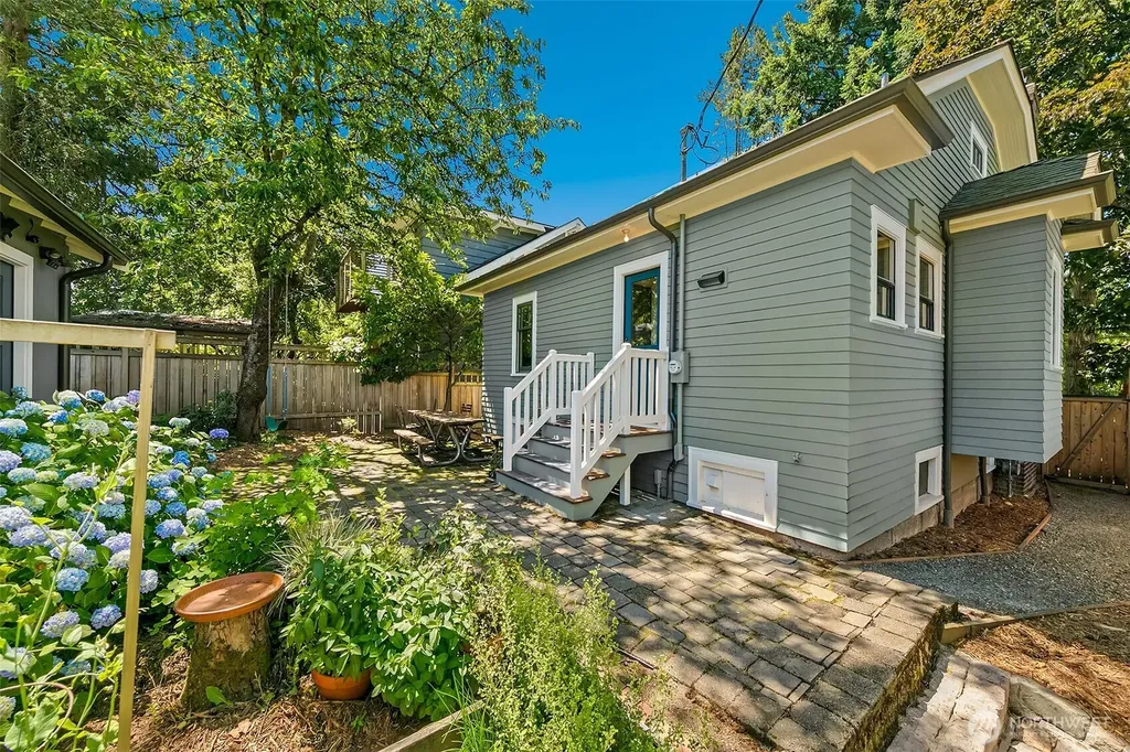 360 27th Avenue Seattle WA 98122