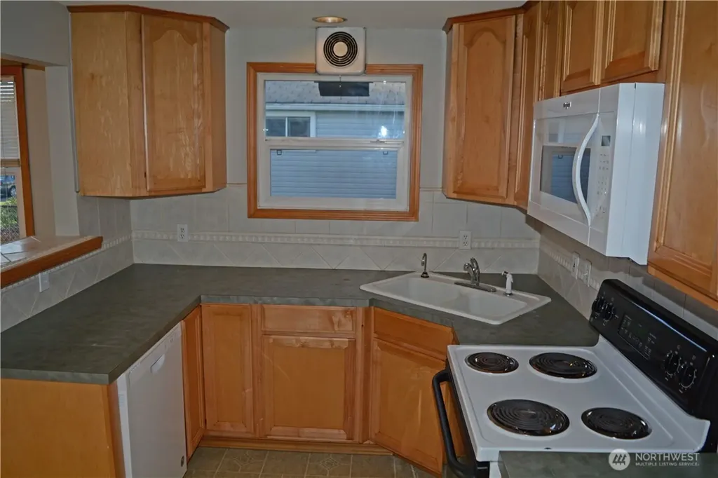 631 N Hawthorne Street Tacoma WA 98406