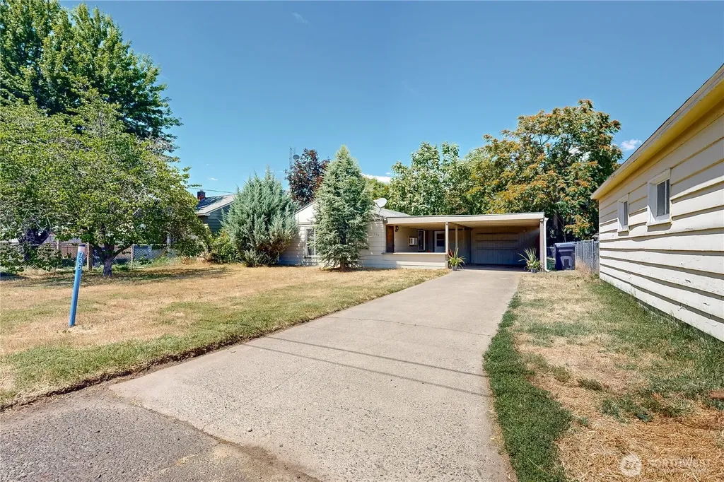 735 NE Spitzenburg Street College Place WA 99324