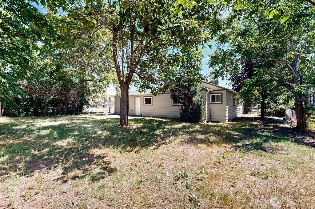 735 NE Spitzenburg Street College Place WA 99324