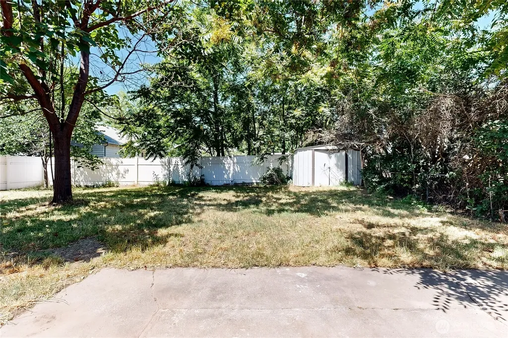 735 NE Spitzenburg Street College Place WA 99324