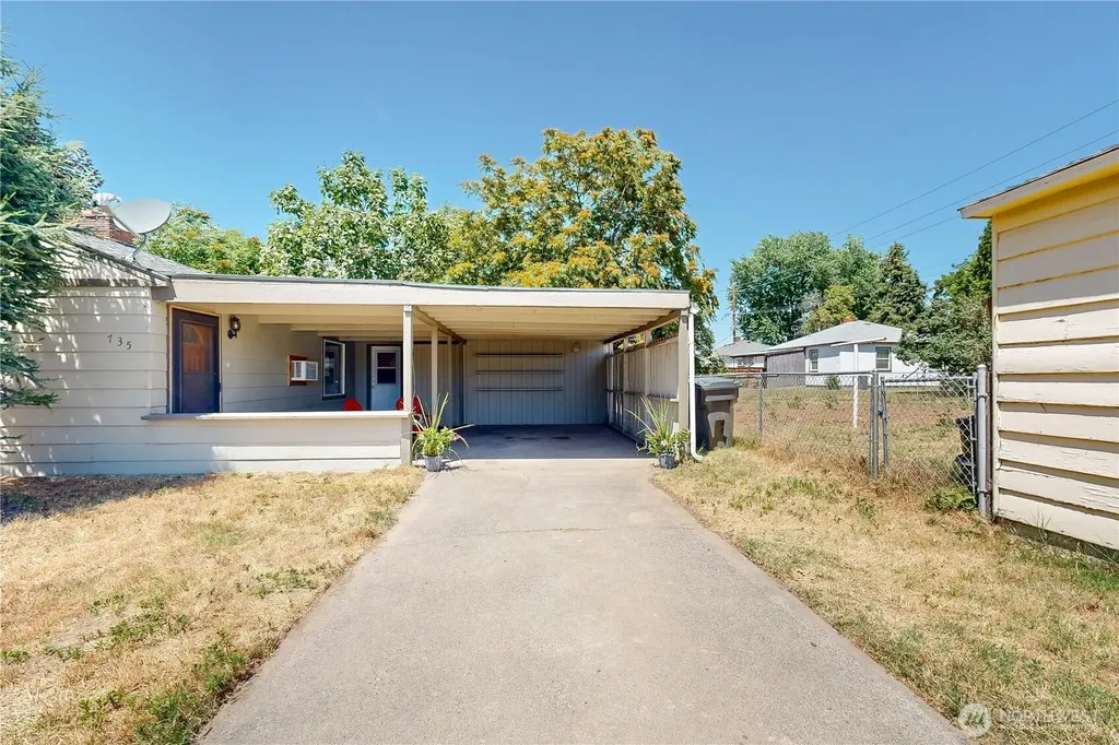 735 NE Spitzenburg Street College Place WA 99324