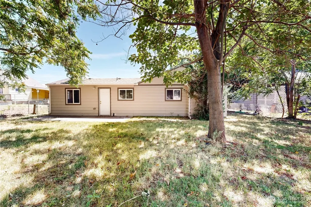 735 NE Spitzenburg Street College Place WA 99324