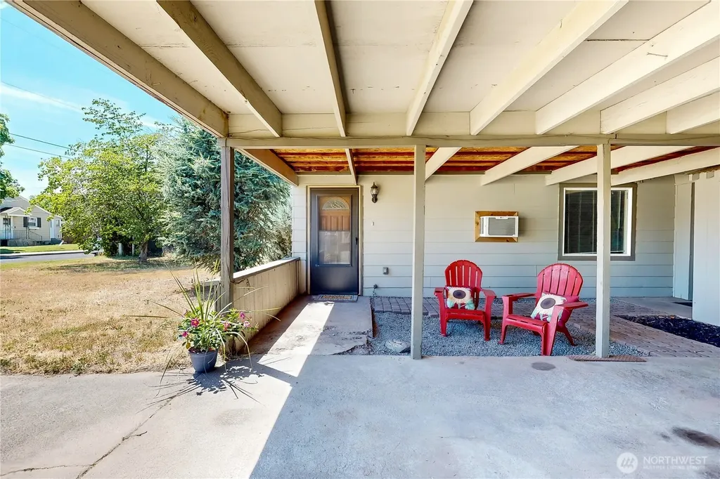 735 NE Spitzenburg Street College Place WA 99324
