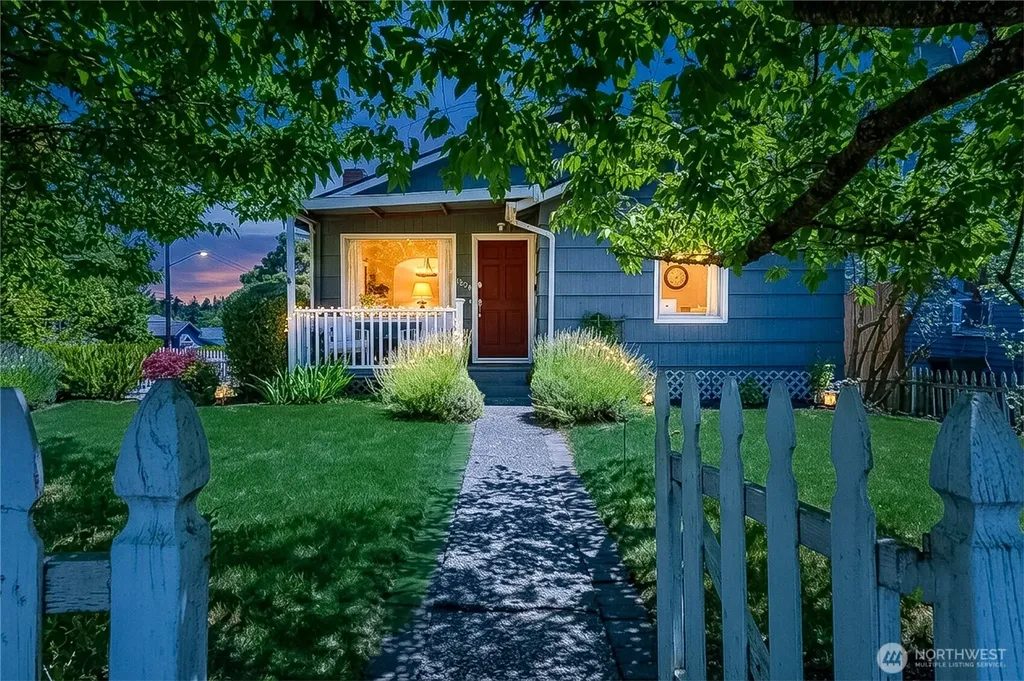 8526 17th Avenue NE Seattle WA 98115