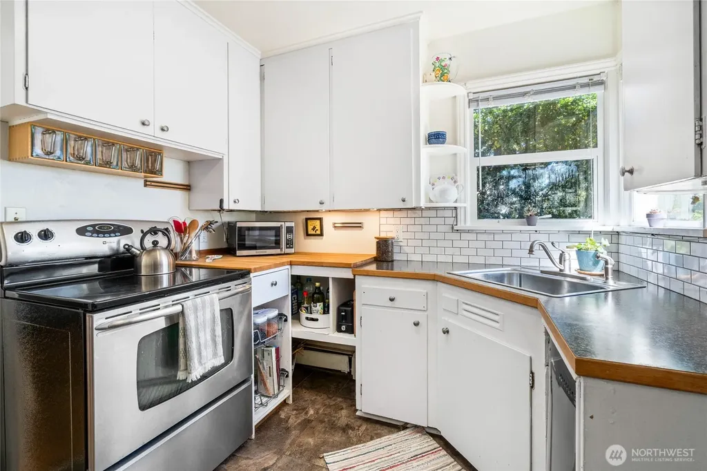 8526 17th Avenue NE Seattle WA 98115